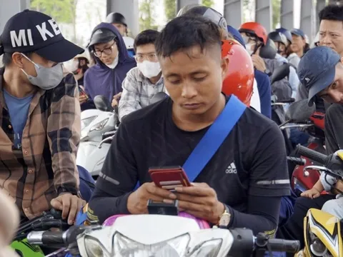 Tài xế vật vạ 3-4 tiếng, khách mòn mỏi chờ phà ra Cát Bà du lịch