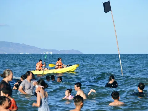 Khách tắm biển Vũng Tàu mặc kệ 'cờ đen'