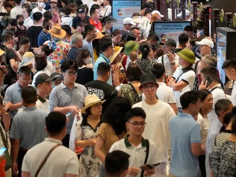 Cảng tàu vịnh Hạ Long ken đặc du khách