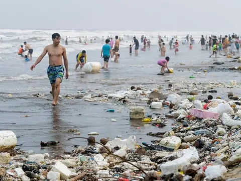 Hàng nghìn khách 'tắm chung với rác' tại biển Nam Định