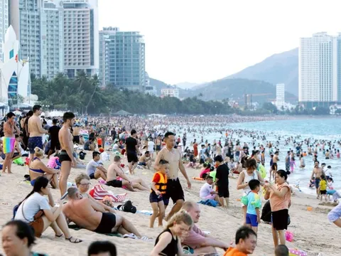 Biển Nha Trang, Vũng Tàu đông nghịt du khách