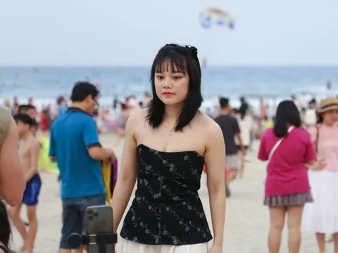 'Chữa lành' nắng nóng: Ăn ngủ trong công viên, mải miết bám biển