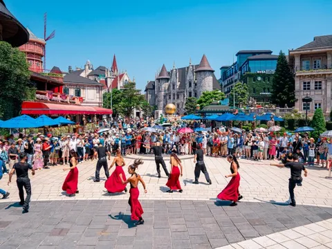 Thời tiết nắng nóng không 'làm khó' du khách khám phá Đà Nẵng