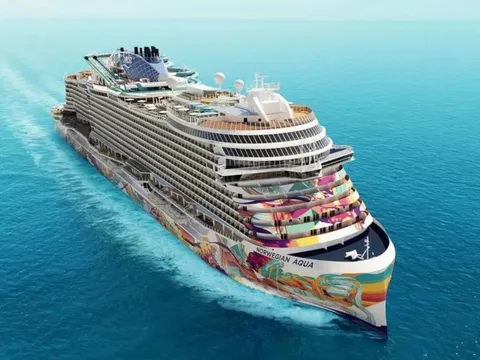 Du thuyền chở 2.300 hành khách khỏa thân