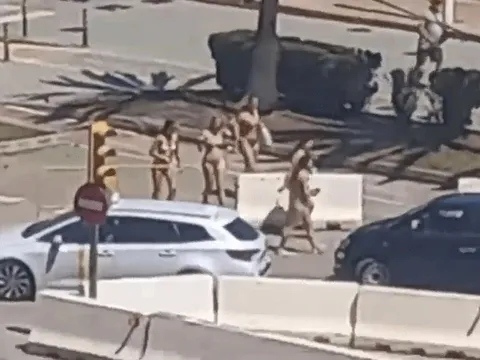 Cảnh khỏa thân gây nhức nhối tại 'thiên đường ăn chơi' châu Âu