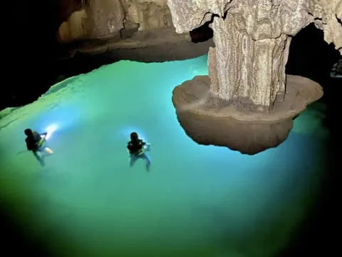 Hồ 'treo' lơ lửng ở Quảng Bình ra sao sau khi bất ngờ tụt 2 m nước?