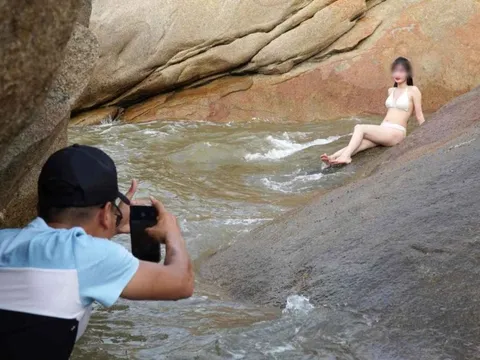 Đổ xô check-in 'mỏm đá nguy hiểm' ở Sầm Sơn bất chấp biển cấm