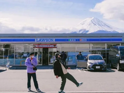 Du khách chọc thủng lưới che view núi Phú Sĩ ở Nhật Bản