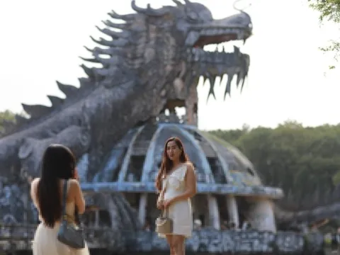 Không phá hủy tượng rồng bỏ hoang ở Huế