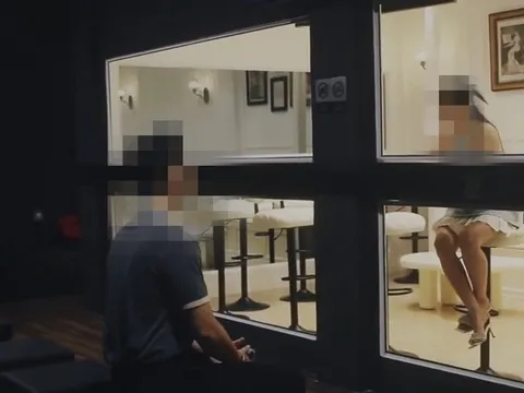 Cà phê hẹn hò gương một chiều bị tẩy chay tại chính quê nhà