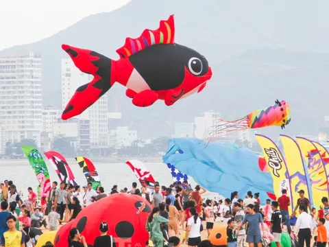 Hàng nghìn người đổ ra biển Quy Nhơn xem thả diều