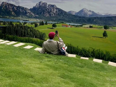 'Té ngửa' view Thụy Sĩ in trên bạt tại Đà Lạt