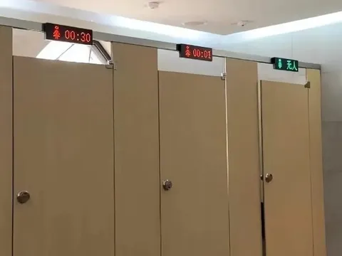 Điểm du lịch Trung Quốc lắp đồng hồ đếm giờ tại nhà vệ sinh