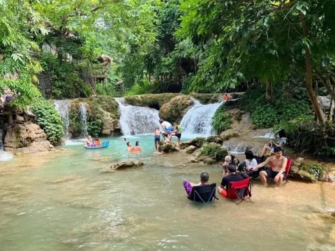 Du khách tháo chạy khi thủy điện ở Hòa Bình bất ngờ xả nước