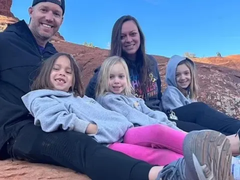 Vợ chồng rủ nhau 'bùng' việc đi du lịch khắp chốn