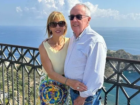 Vợ chồng già bán nhà đi du lịch vòng quanh thế giới