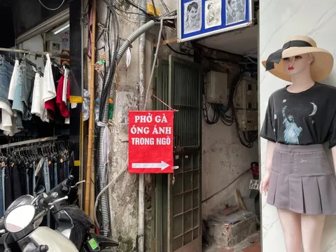 Quán phở gà trộn trong căn phòng 10 m2 ở phố cổ Hà Nội