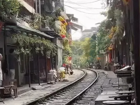 Lập biên bản chủ quán cà phê vụ cô gái lao ra giữa đường ray ở Hà Nội