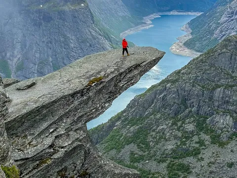 Khách Việt chinh phục Lưỡi quỷ trong bão, tuyết