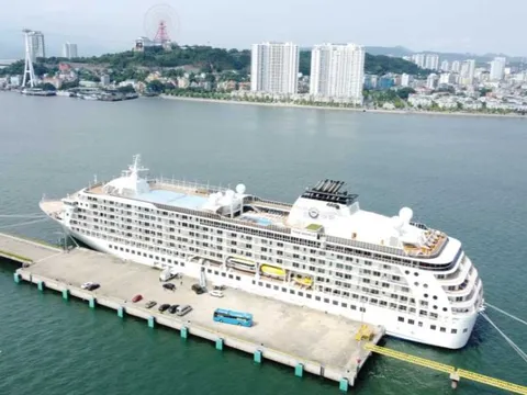 Siêu du thuyền The World đến Quảng Ninh