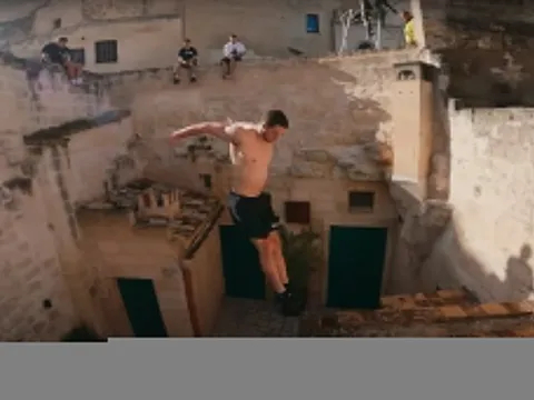Khách chơi parkour phá hoại tòa nhà lịch sử ở Italy