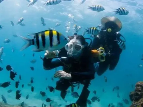 Khách lặn biển bị bỏ rơi nhiều giờ ở Trung Quốc