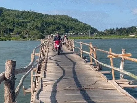 'Thót tim' lái xe qua cầu gỗ dài nhất Việt Nam ở Phú Yên