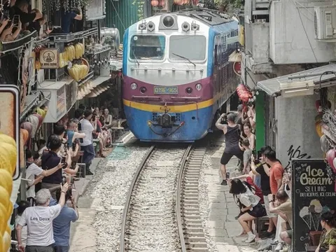Cảnh khó tin ở phố cà phê đường tàu sau vụ cô gái lao ra đường ray