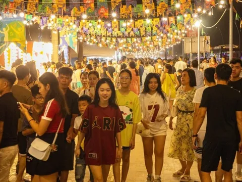 Chợ đêm Vui Phết thổi bừng sức sống về đêm bên vịnh Hạ Long