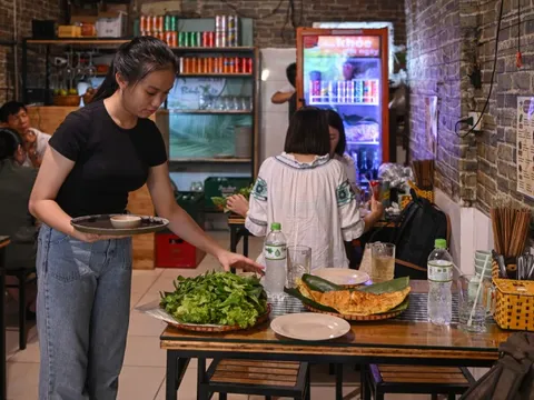 Quán bánh xèo miền Tây ở Hà Nội được Michelin vinh danh