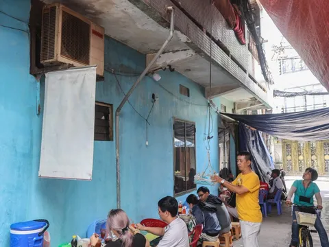 Quán hủ tiếu bán theo cách thả dây ở TP HCM