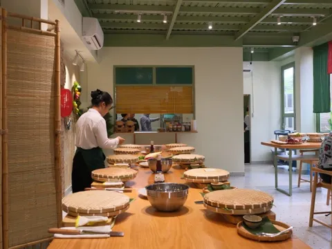 Khách nước ngoài học đổ bánh xèo, cuốn bò lá lốt ở Sài Gòn