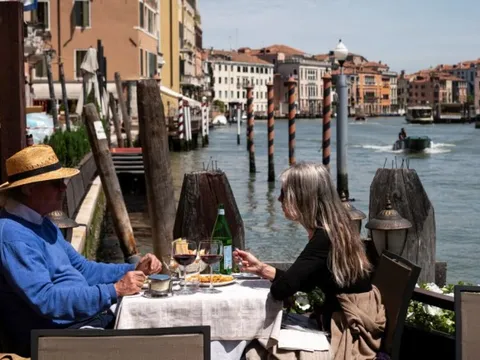 Khách Mỹ sốc vì phải trả tiền nước lọc ở nhà hàng châu Âu