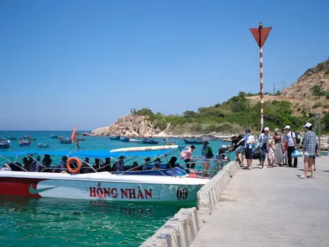 Đảo Bình Hưng kín khách dù bị cấm du lịch