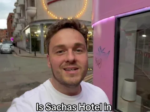 Người đàn ông chỉ ở các khách sạn 'tệ nhất'