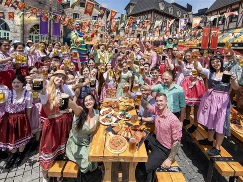 Hàng nghìn lượt khách đổ về lễ hội bia trên đỉnh Bà Nà