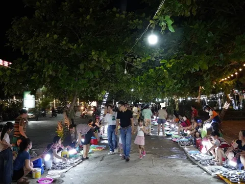 Chợ đêm chỉ bán mực nháy ở Nghệ An