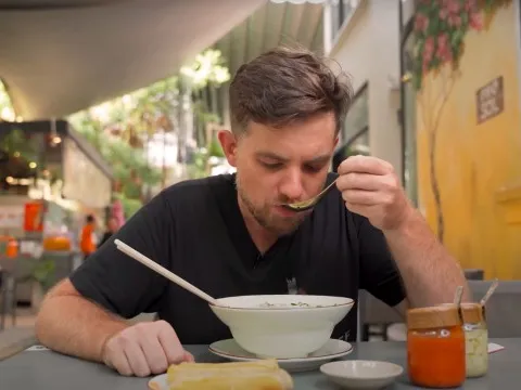 Đầu bếp Mỹ gợi ý ba tiệm phở ở TP HCM