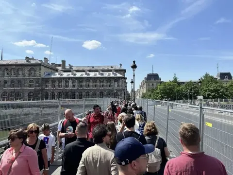 Cảnh hỗn loạn tại Paris ngày đầu rào chắn sông Seine chờ Olympics