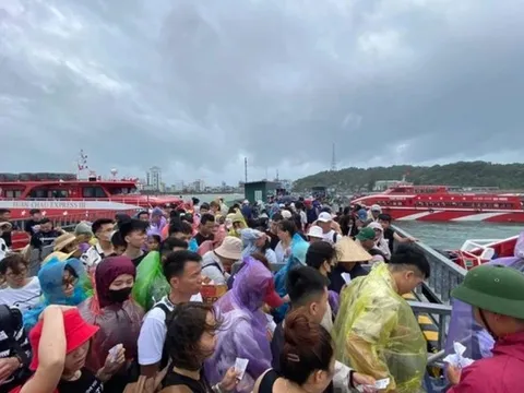 Gần 1.000 du khách không ‘chạy’ bão, ở lại đảo Cô Tô