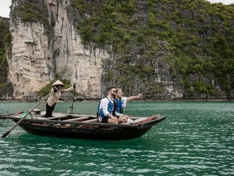 Khách du thuyền Hạ Long vội về bờ do bão