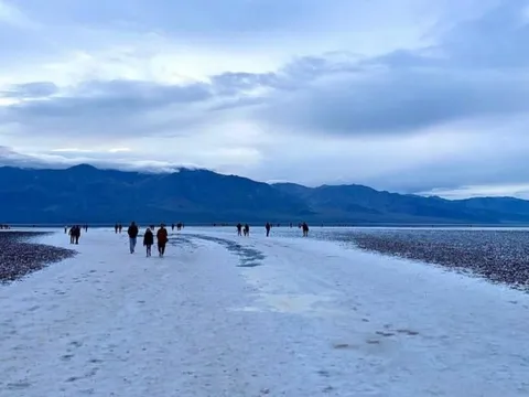 Bỏng chân vì mất dép ở Thung lũng Chết