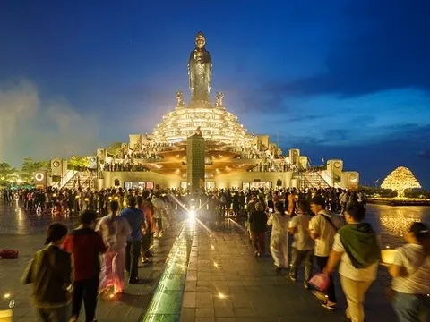 Núi Bà Đen tổ chức lễ dâng đăng tưởng nhớ anh hùng liệt sĩ ngày 27/7