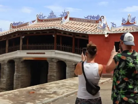 Du khách lạ lẫm với diện mạo mới của Chùa Cầu 400 năm tuổi ở Hội An