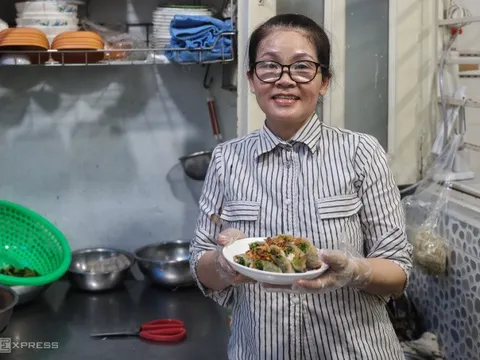 Gỏi cuốn bún riêu gần 20 năm trong hẻm ở TP HCM