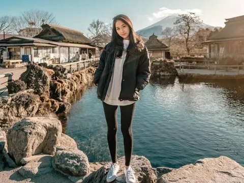 Đống tiền xu cầu may cao hàng mét dưới ao tại Nhật Bản