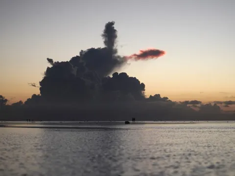 Săn được cảnh mây 'cá chép hóa rồng' ở biển vô cực Thái Bình