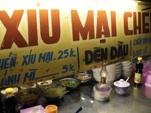 Xíu mại đèn dầu bán xuyên đêm ở TP HCM