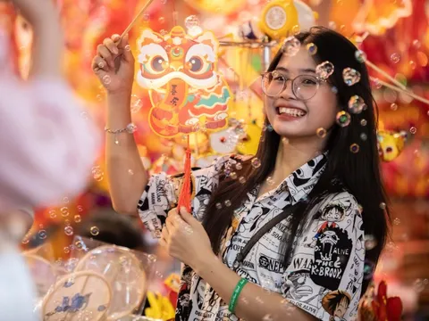 Hàng Mã đông như hội cả tháng trước Trung Thu