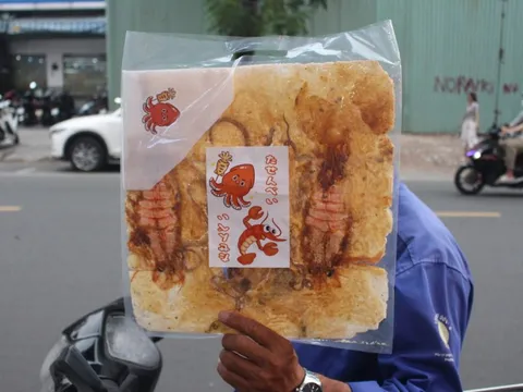 Chờ nửa tiếng thưởng thức bánh đường phố nổi tiếng Nhật Bản